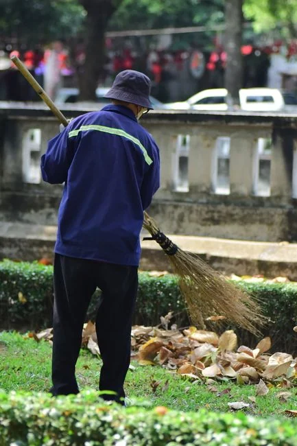 persona sosteniendo una botella rociadora de plástico amarilla-zmnefoi3k